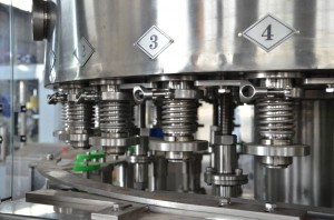 ODM tiekėjas 2 viename metalinių skardinių sulčių pildymo konservavimo ir siuvimo mašina su įvairiu pildymo greičiu