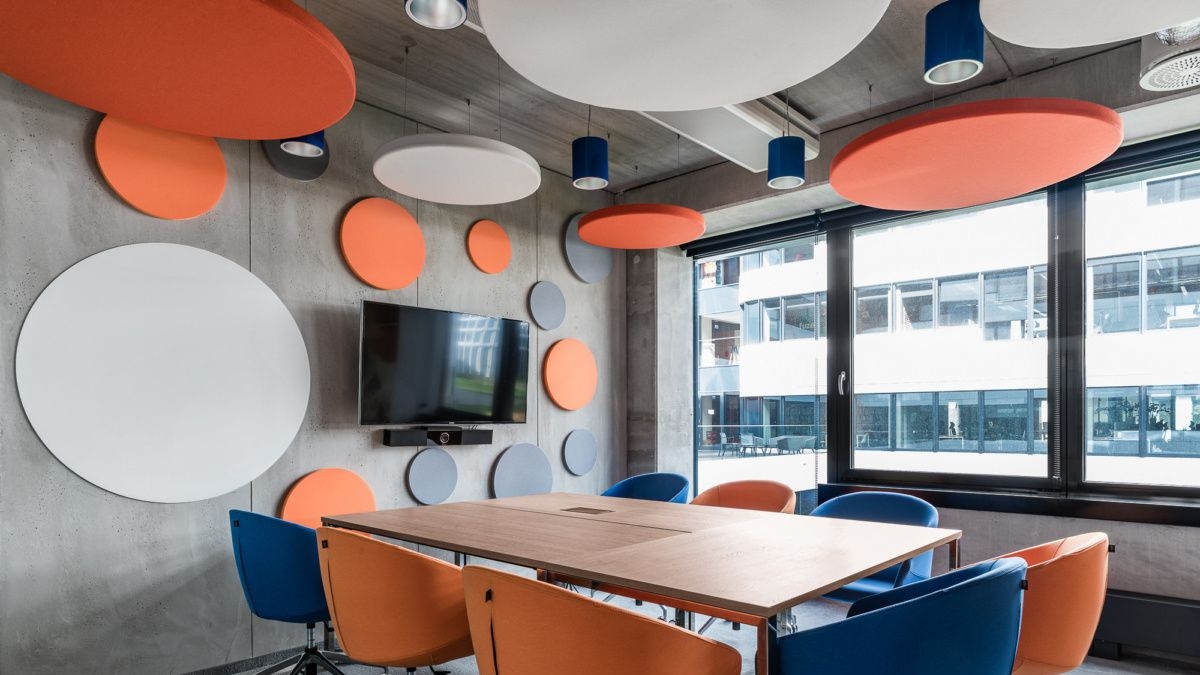 yythkg_副本ej3 च्या आसपास नारिंगी आणि निळ्या खुर्च्या असलेले कार्यालय