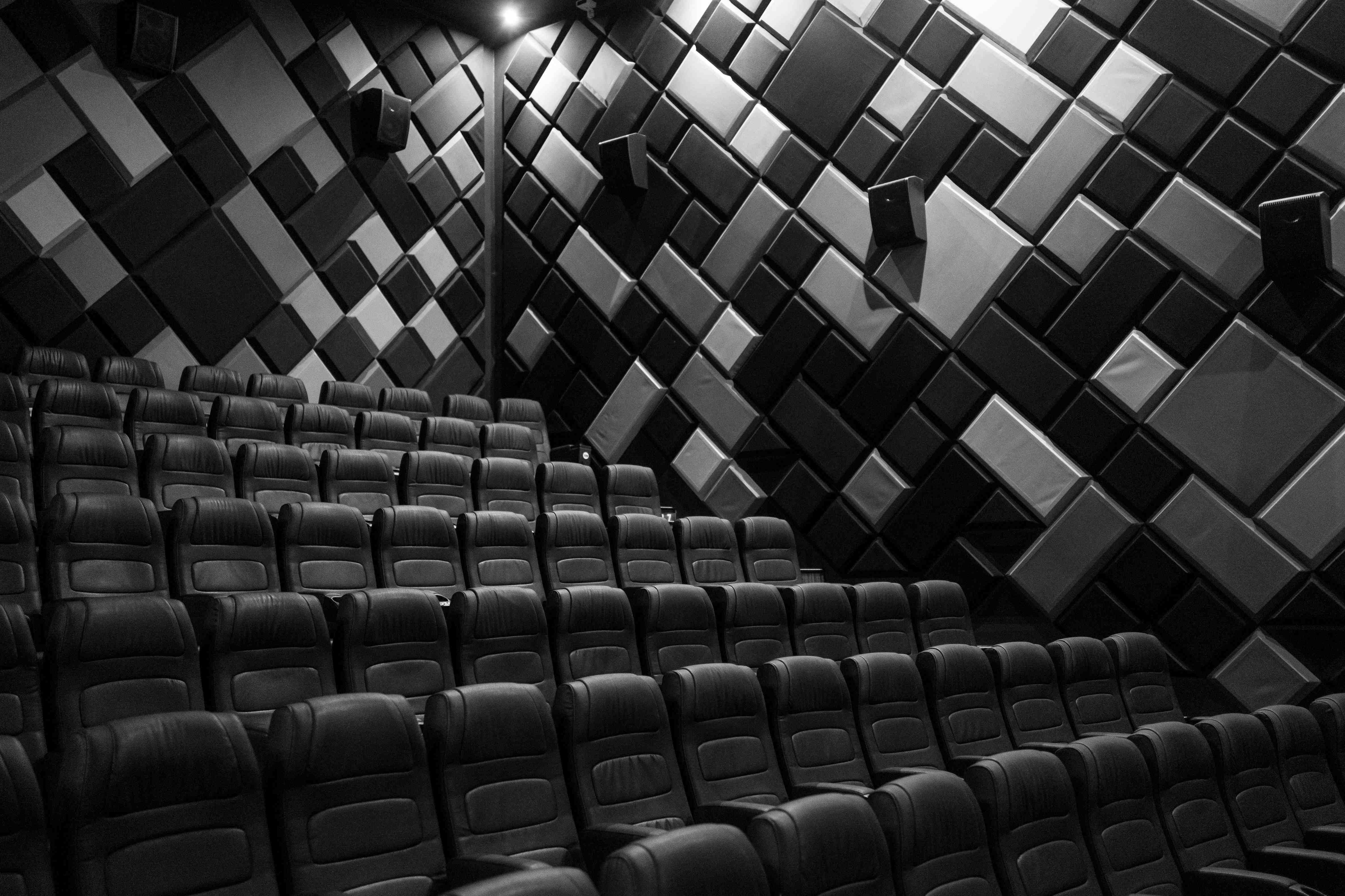 Akustiliste klaaskiudkangaste kasutamine kinodes ja teatrites