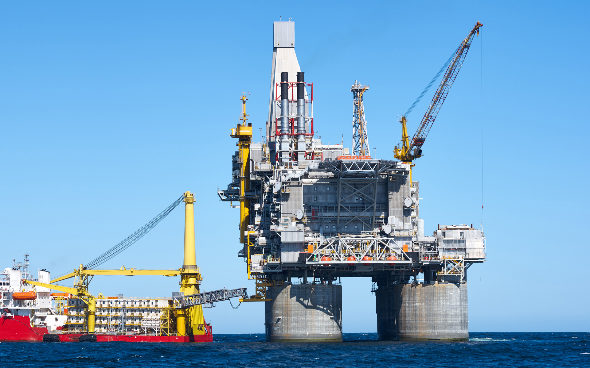  Plataforma petrolífera e buque de apoio na zona offshore.  Ceo azul, mar.  fotofusión