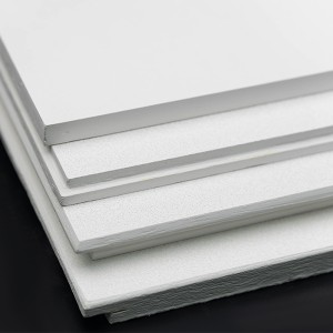 Bílý skleněný závoj s protipožárním povlakem třídy A pro stropní dlaždice