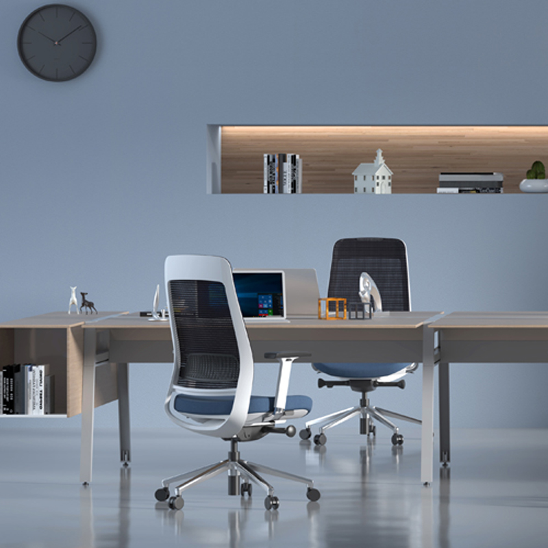 Moderner Design-Büromanager-Schreibtisch aus Netzgewebe, verstellbarer Bürostuhl im Trend