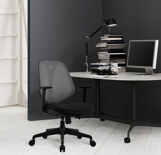 Silla de escritorio de malla negra para sala de conferencias de diseño simple