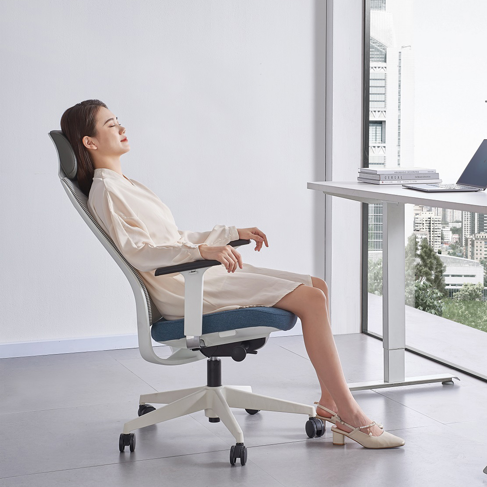 Sedia da ufficio moderna in rete all'ingrosso con sedia da conferenza per conferenze con braccioli per sala riunioni, scuola, officina