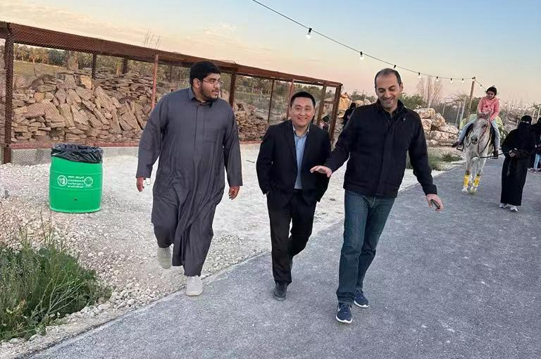 Manager Liu van Hualiang Greenhouse bezoekt Saoedische klanten