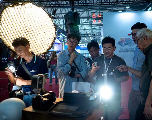 Shanghai International Photographic Equipment Exhibition: Domestic rookies and international giants show off their hard power at the same venue