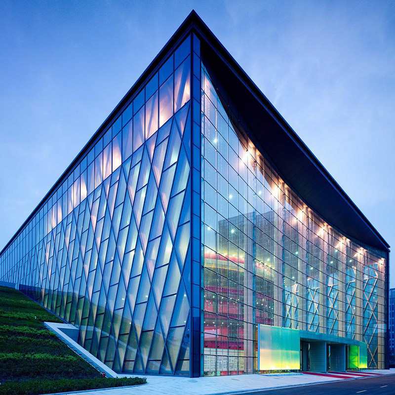 Modernes Baumaterial aus Aluminiumlegierung für den Außenbereich, dekoratives Vorhangfassadendesign aus gehärtetem Glas