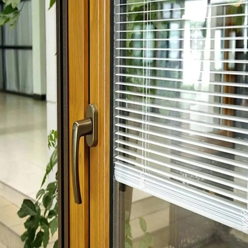 Finestra inclinabile e girevole in vetro temperato Low-E con persiane integrate