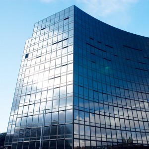 Vorhangfassade aus Aluminiumprofilen, Glaswandpaneele, Fassade, einheitliches System, gehärtete Glasfassade