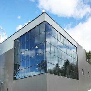 Unsichtbare Rahmenstruktur aus Stein, Aluminium-Glas-Vorhangfassade