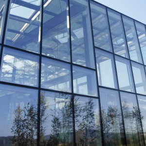 Herstellung einer modularen Aluminium-Videowand und einer Aluminium-Vorhangfassade für den Bau einer Vorhangfassade