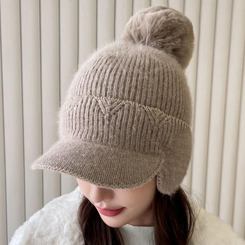 Топло плетена капа