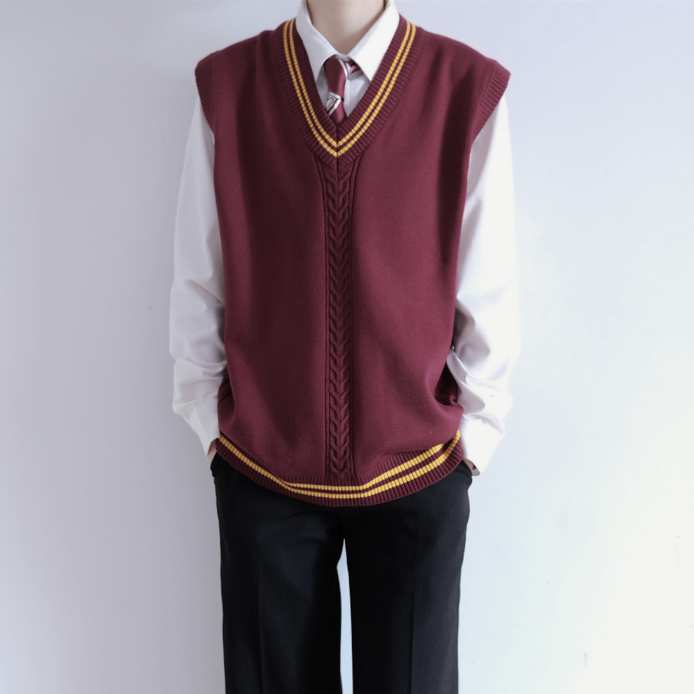 Personalización del suéter del uniforme escolar.