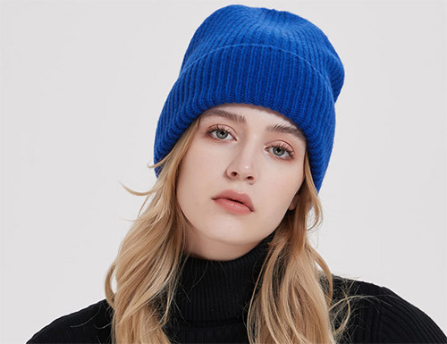 Come decoriamo i cappelli lavorati a maglia?