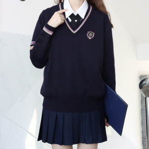 Personalización del suéter del uniforme escolar.