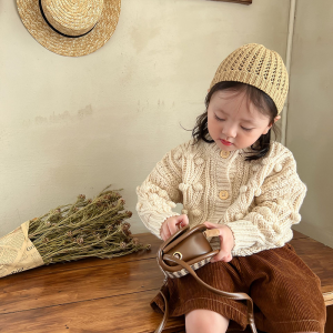 Ar rokām darināts bērnu vilnas džemperis ar garām piedurknēm