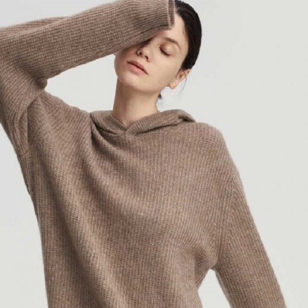 Дамски кашмирен пуловер с качулка