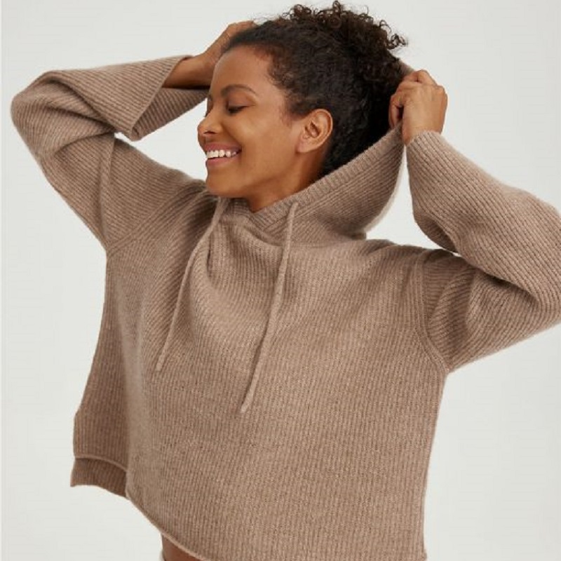 Ženski pleten pulover iz kašmirja s kapuco in volneno vrvico