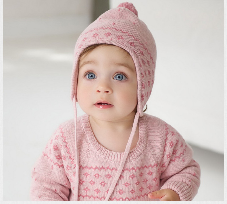टोपी, स्कार्फ आणि ग्लोव्ह -2 च्या तीन तुकड्यांसह मुलांचे विणलेले स्वेटर