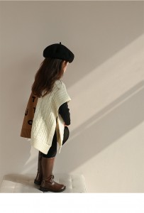 Пуловерна жилетка с монограм и цип за момиче