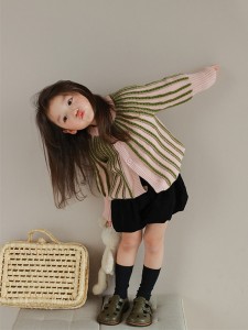 Момичешка едноцветна жилетка с вертикални ивици производител