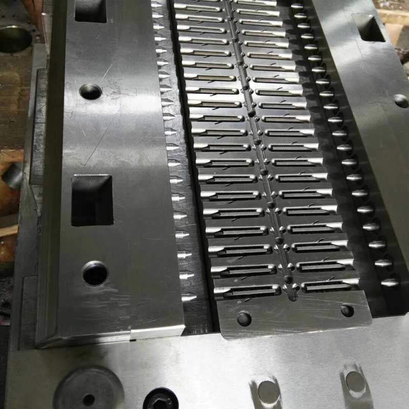 Produttore di matrici per stampi per perni di centraggio in plastica