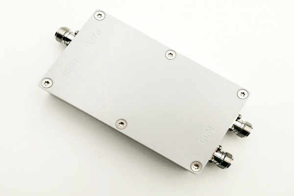 Diplexor 5G de baix PIM IP67 que cobreix de 698-4200MHz per a solucions interiors o exteriors