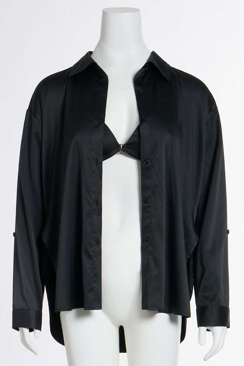 Glamour sin esfuerzo: camisa negra satinada drapeada de alta gama y sexy conjunto de dos piezas con sujetador push-up de escote bajo