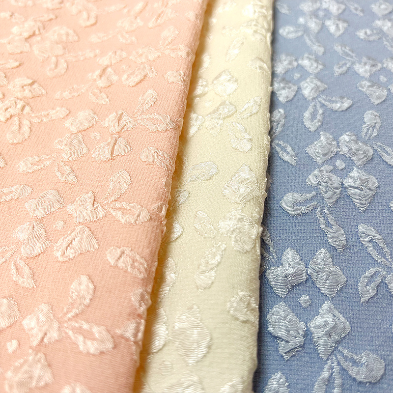 Tkanina żakardowa Suerte Textile 3D z wytłoczonym kwiatowym wzorem na sukienkę