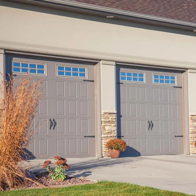 Idéias exclusivas de design de portas de garagem para destacar sua casa