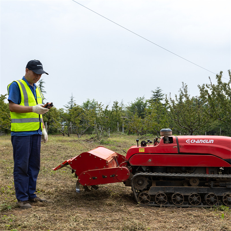 Revolutionizing Fruit Farming Introducing the CT120 Remote-Controlled Tracked Tractor (5)leb