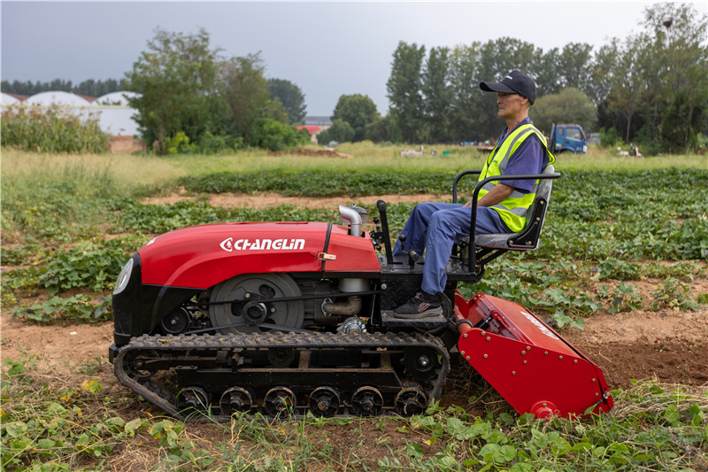 Enhancing Orchard Efficiency Introducing the CT120S Manual Tracked Tractor (18)ojf