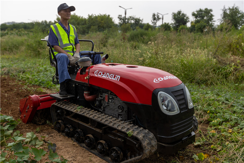 Enhancing Orchard Efficiency Introducing the CT120S Manual Tracked Tractor (20)oyw