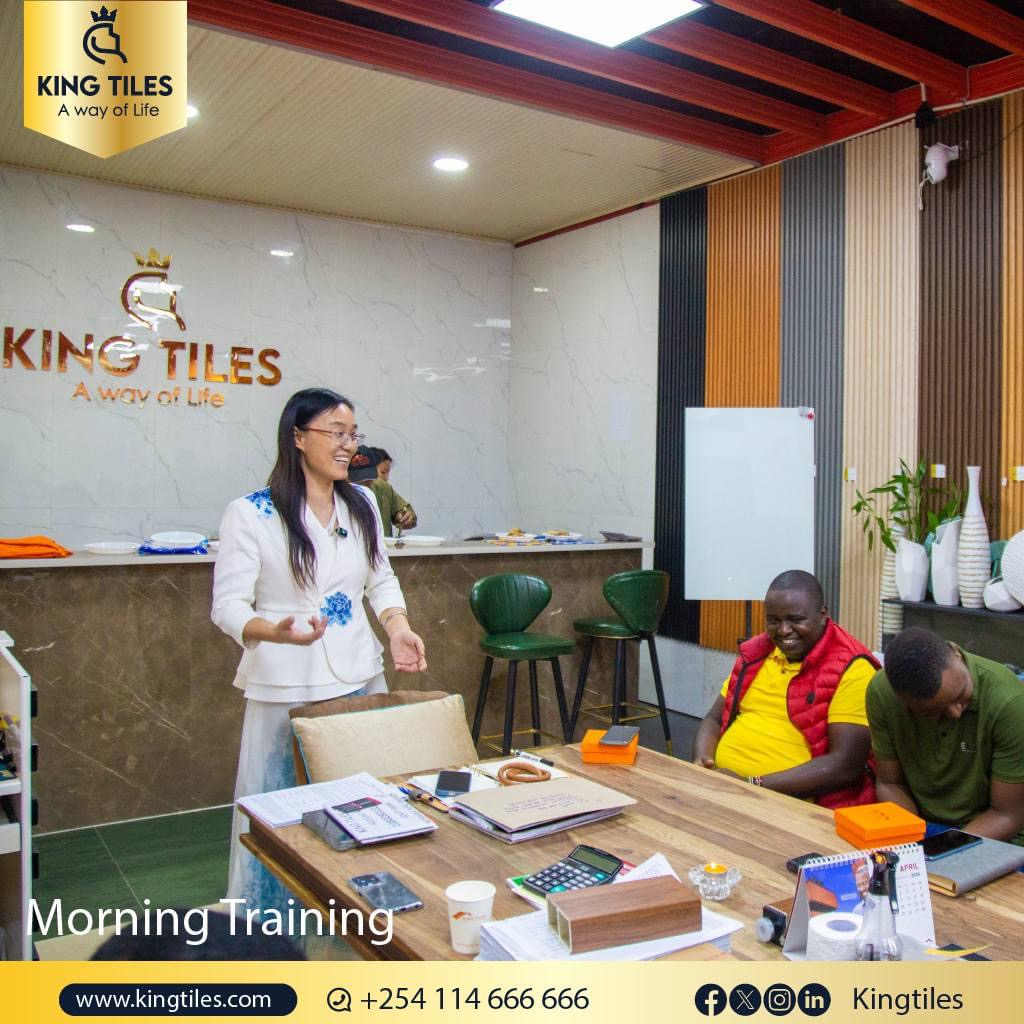 Pour favoriser une culture de croissance et de développement, KING TILES a mis en œuvre un programme de formation matinal qui s'est avéré révolutionnaire pour les employés.