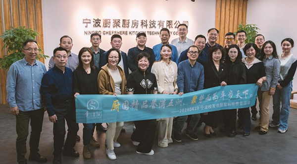 Abraçando vínculos: Ningbo Alumni Connect na visita à Huashang Company