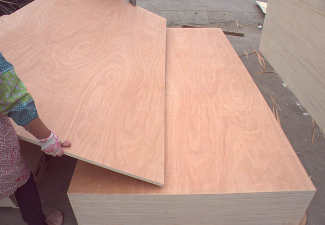 ខ្មៅដៃ Cedar Plywood 1220mmx2440mm 2.7-21mm