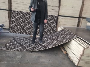 Ruda plėvele dengtos faneros tiekėjas Nurodyta kaina už Kinijos juodą ruda plėvele dengtą fanerą statybinei betoninei klojinių fanera