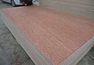 Novos produtos quentes Folheado de madeira projetado na China Folha esquartejada de 2′ X 8′ para folha de madeira compensada