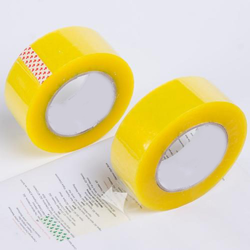 Желтоватые упаковочные ленты из полипропилена. Прозрачная лента для запечатывания картонных коробок.