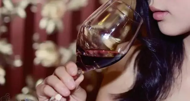 How to taste wine in four steps (2)5hl