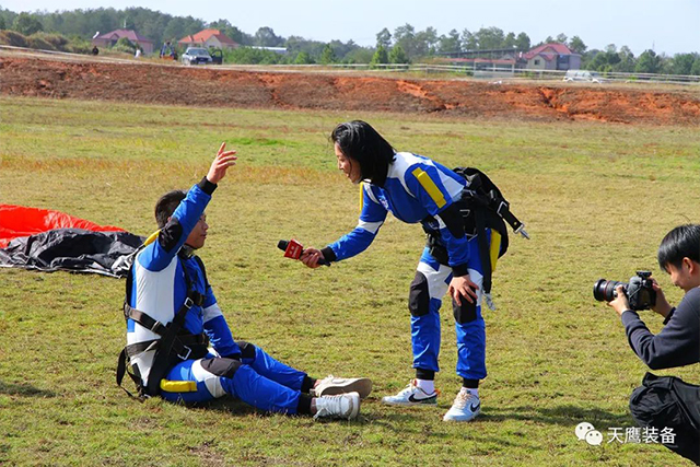 National Skydiving Championship + Low Space Travel season! Gian staged trapeze peak duel (10)gny