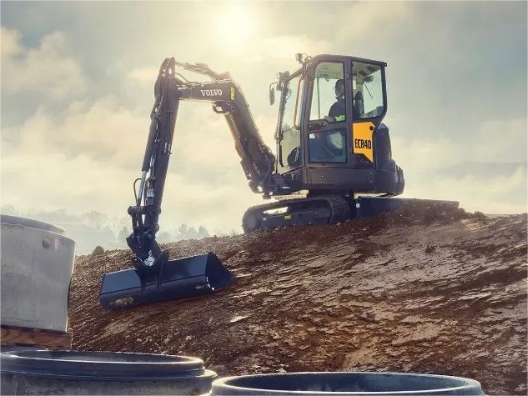 Volvo Construction Equipment présente deux nouvelles pelles compactes : EC37 et ECR40