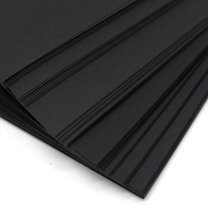 Recyklovaný panenský oboustranný/jednostranný černý papírový karton, laminované černé lepenkové listy nebo role